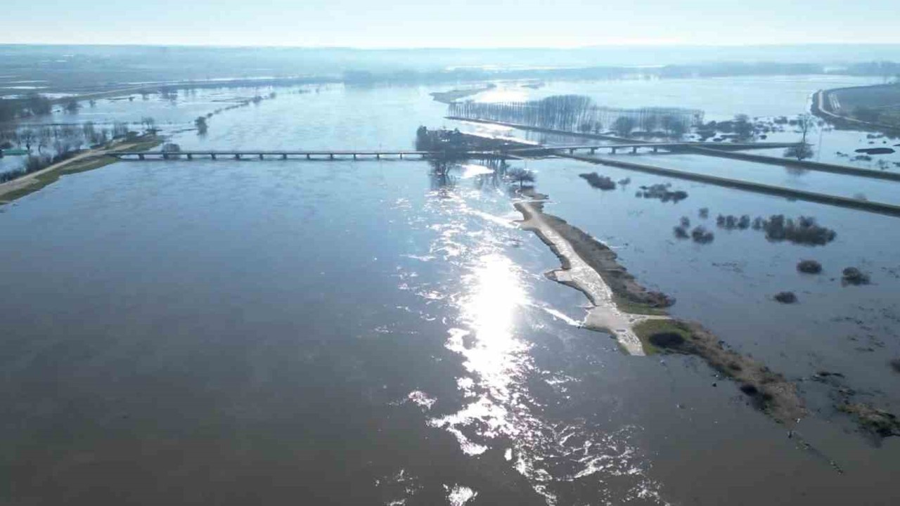 Edirne’de Meriç Nehri taştı, çok sayıda hobi bahçesi su altında kaldı
