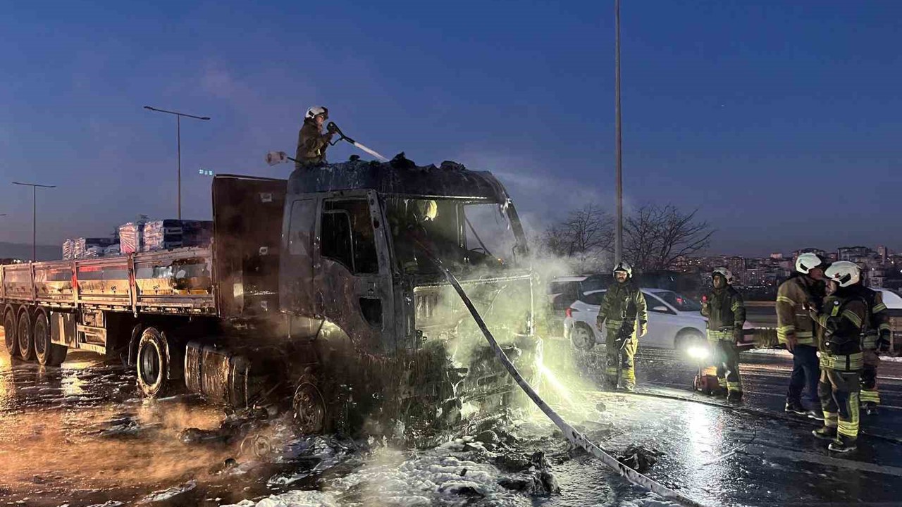 Alev topuna dönen tırdan geriye demir yığını kaldı
