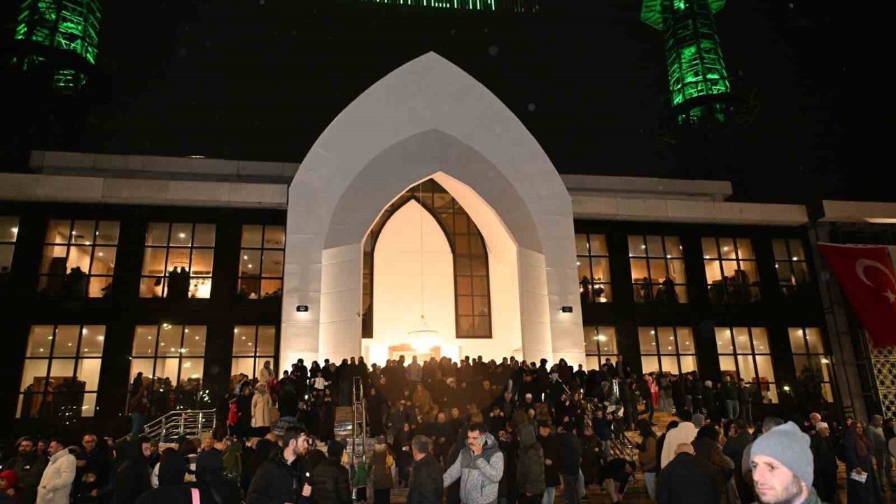 3 bin kişilik cami ilk teravihle hizmete girdi
