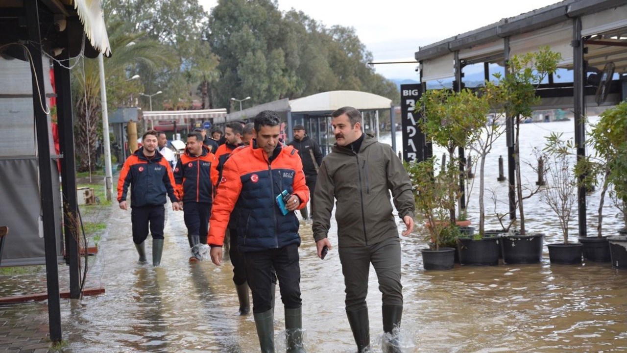 Köyceğiz Kaymakamı Kumcu, çizmesini giydi, kordonda incelemelerde bulundu
