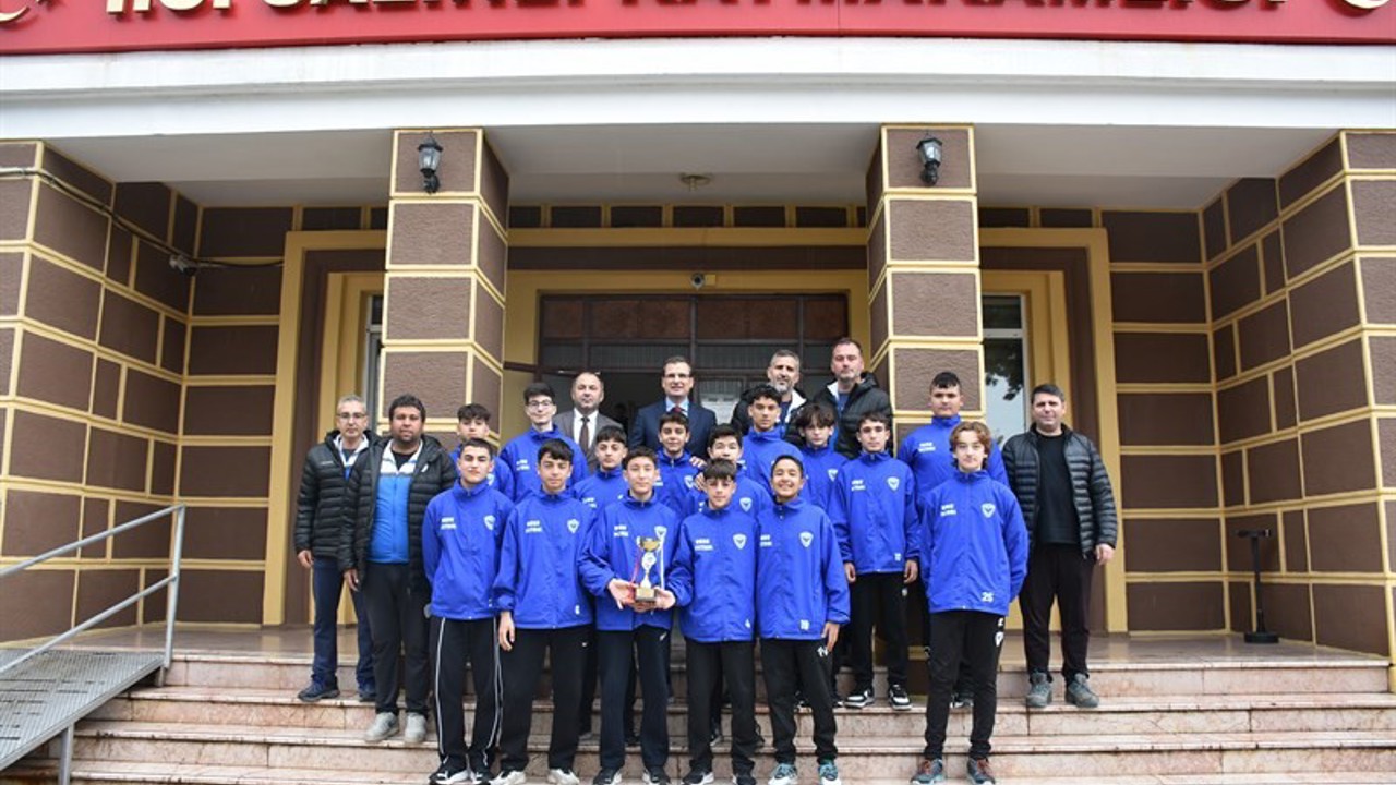 Salihli Kaymakamı Güldoğan, şampiyonları ağırladı
