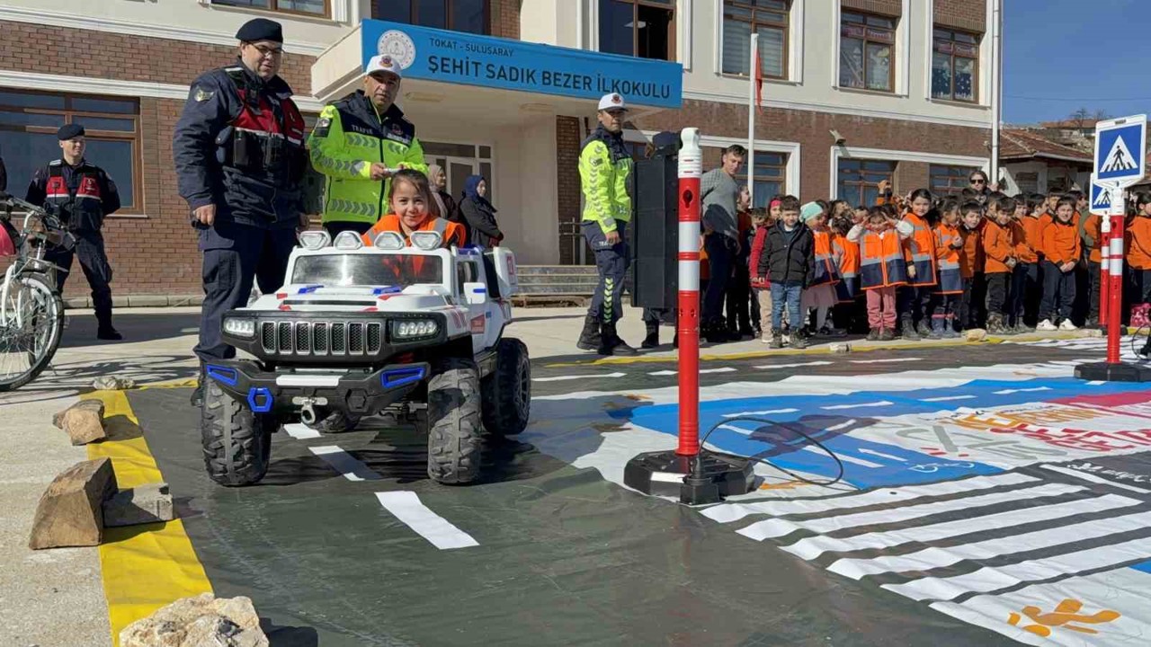 Tokat’ta jandarmadan köy okullarında trafik eğitimi
