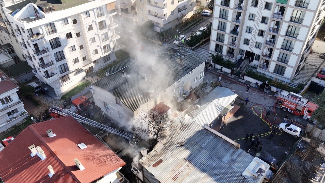 Maltepe’de patlama sesleri sonrası atölye alevlere teslim oldu
