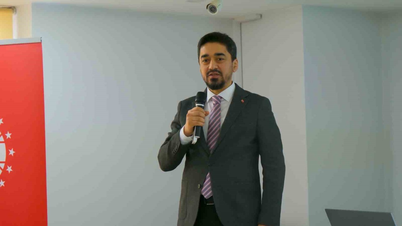 Osmaniye’de "Kadrajda Sanat, Haberde Gerçek" ve "Haberciliğin Yapay Zeka ile Dönüşümü" eğitimleri düzenlendi
