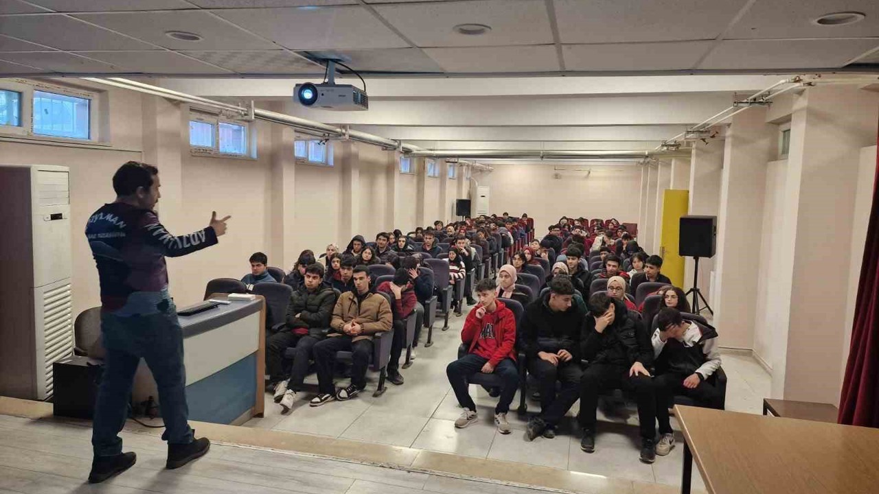 Öğrencilere yamaç paraşütü tanıtımı
