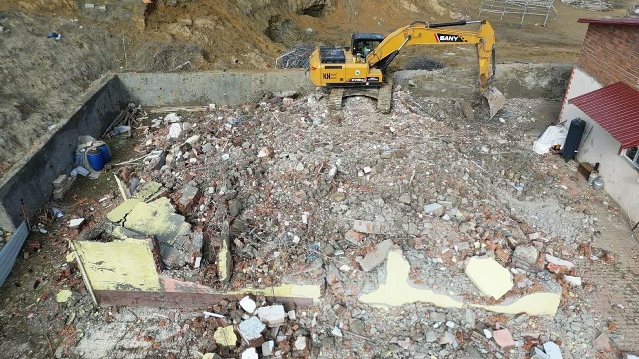 Çelikhan’da hasarlı binaların yıkımı sürüyor

