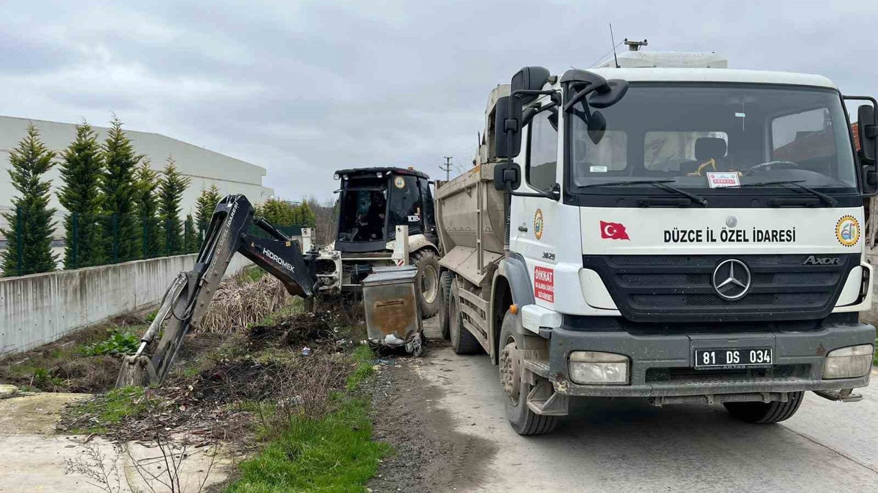 Su kanaları temizleniyor
