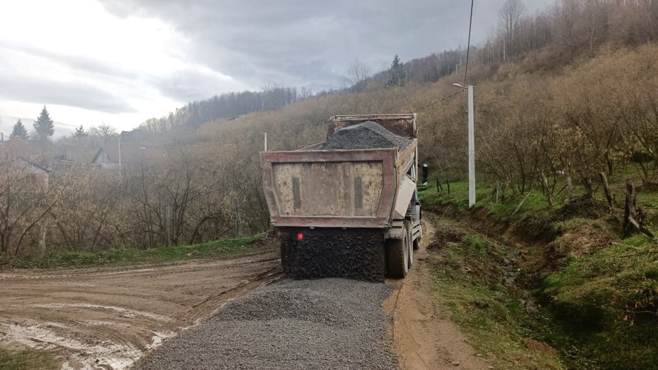Köy yollarında çalışmalar sürüyor
