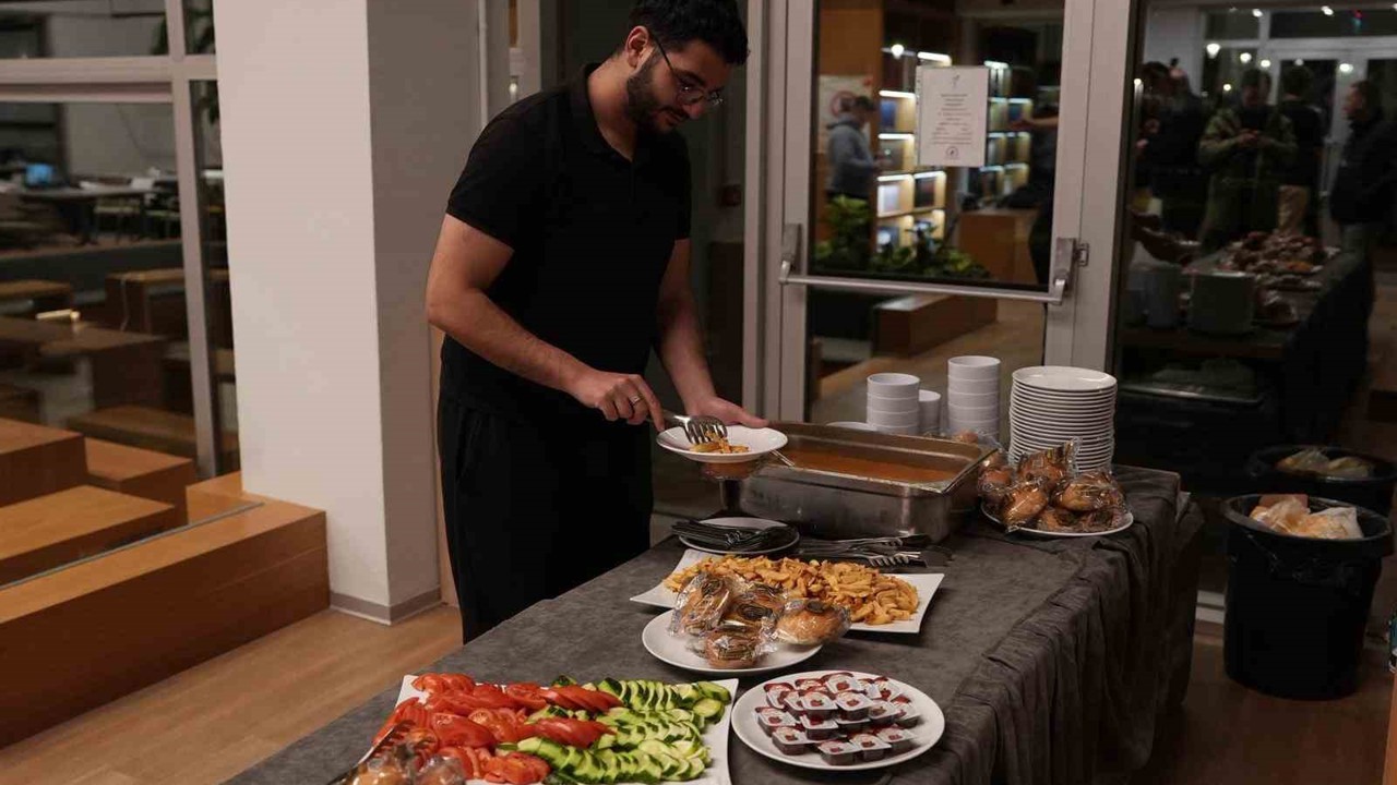 Düzce’de ilk sahurda gençler yalnız bırakılmadı
