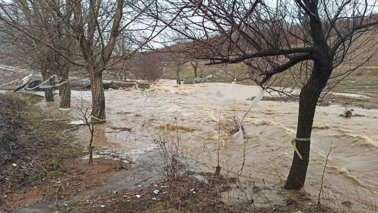 Ekinözü Belediyesi’nin yaptığı yol ilk yağmurda taşkın altında kaldı
