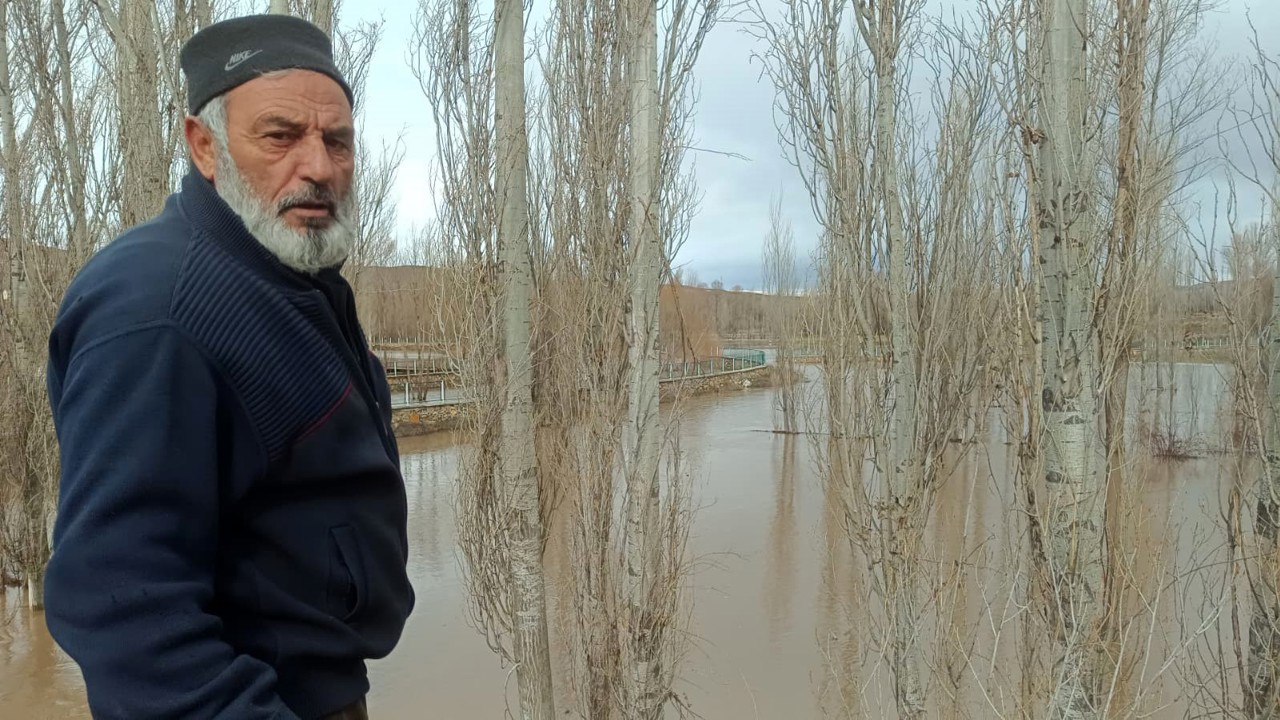 Sivas’ta karların erimesi ile dereler taştı, tarım arazileri göle döndü
