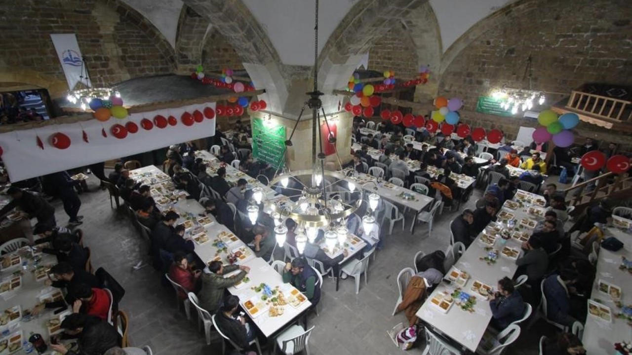 Bayburt’ta geleneksel iftar sofrası tarihi Taşhan’da kuruluyor
