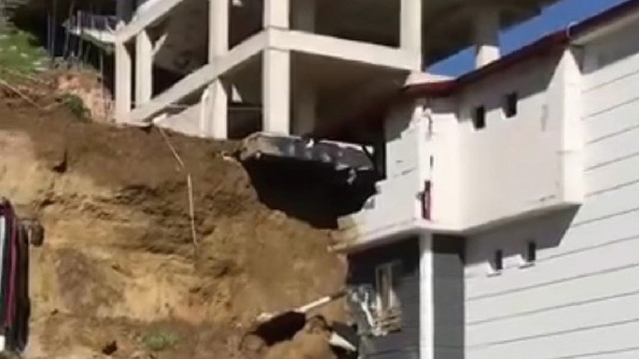 İnşaat kazısından kopan kaya bitişik binanın üzerine düştü

