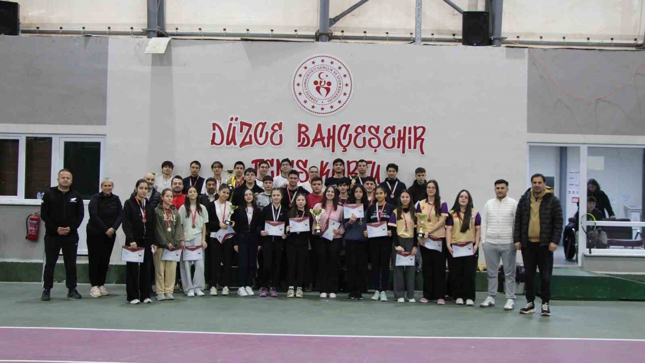 Teniste şampiyonlar belle oldu
