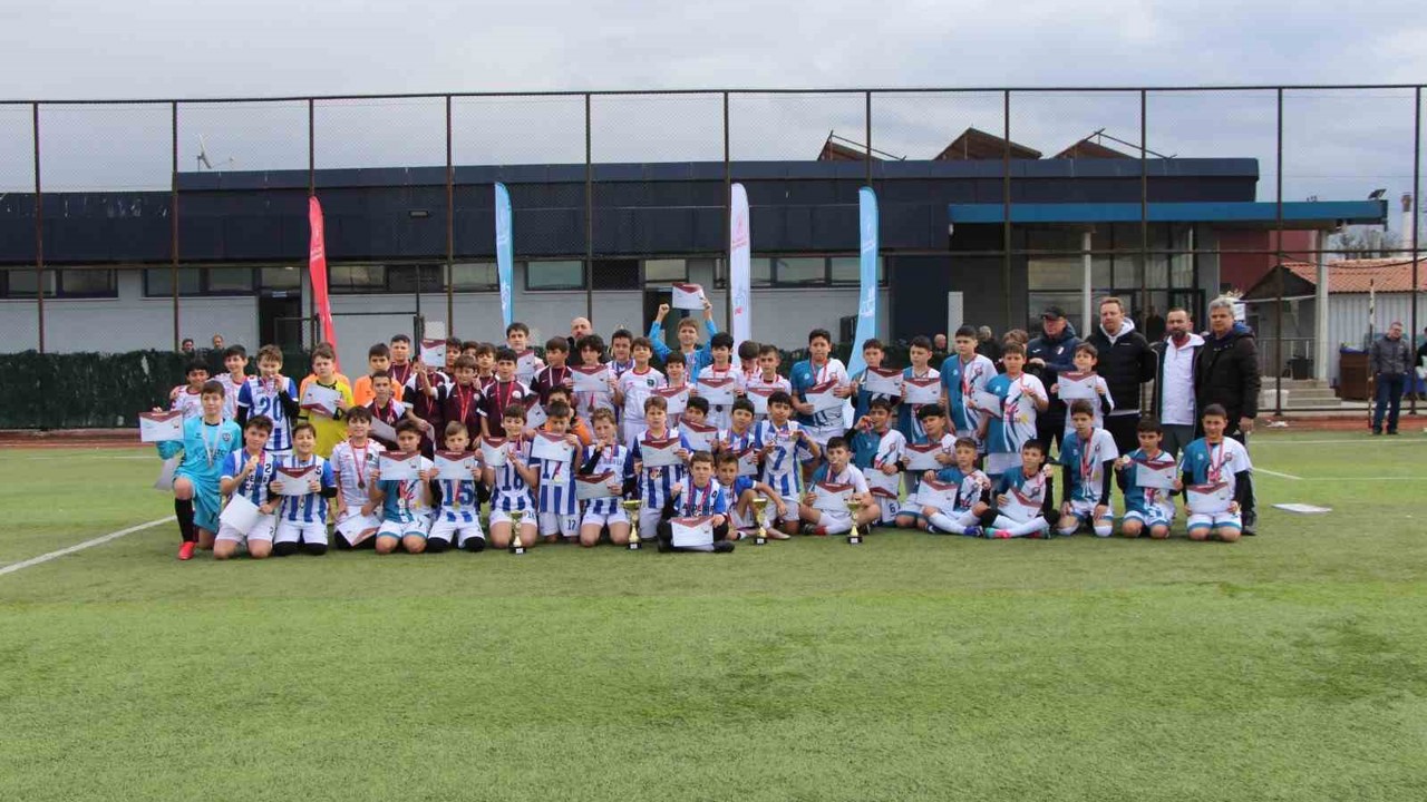 Futbolda şampiyon Bilgi ortaokulu oldu
