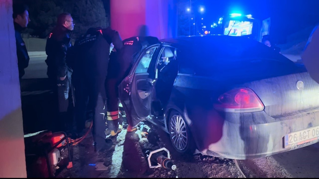 Beton kolona çarpan otomobildeki ağır yaralı şahıs hastanede hayatını kaybetti
