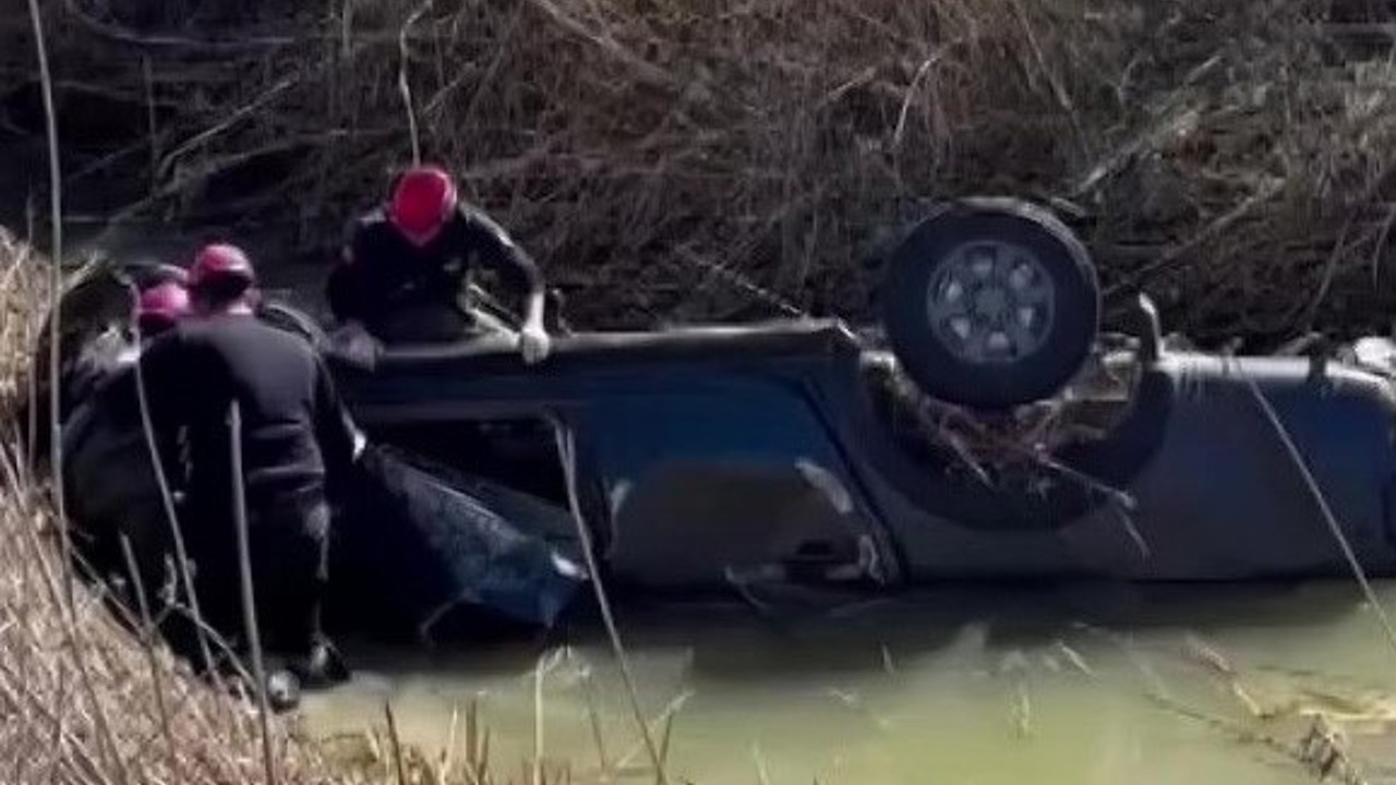 Adana’da dereye devrilen kamyonetin sürücüsü hayatını kaybetti

