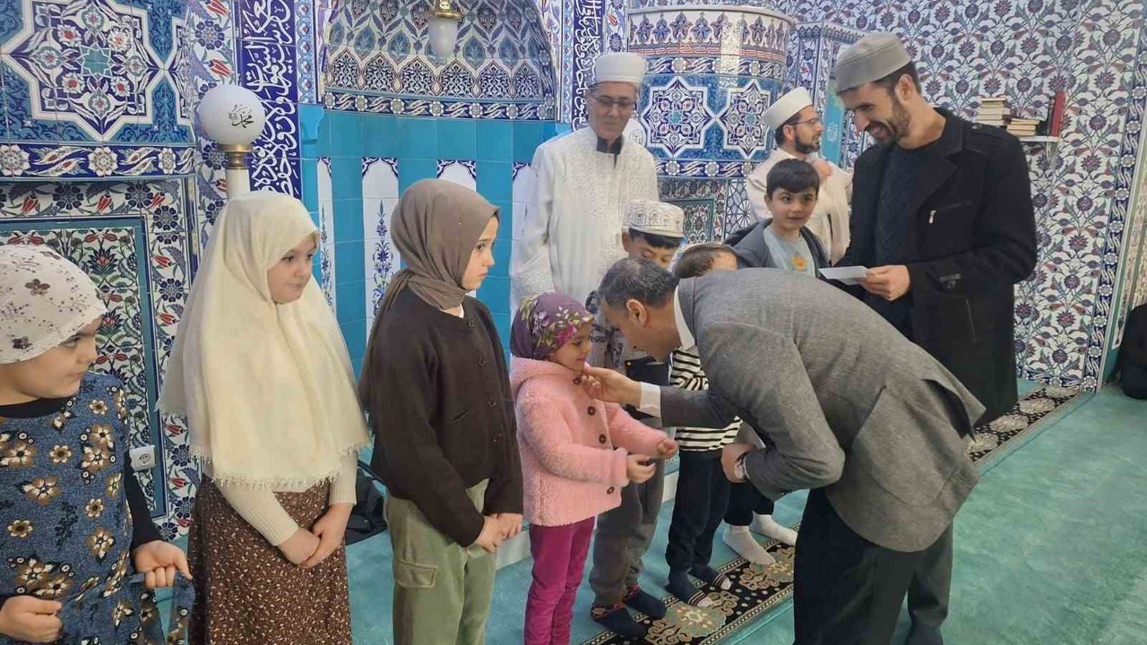 Çorum’da Ramazan’ın ilk teravih namazında çocuklar camide buluştu
