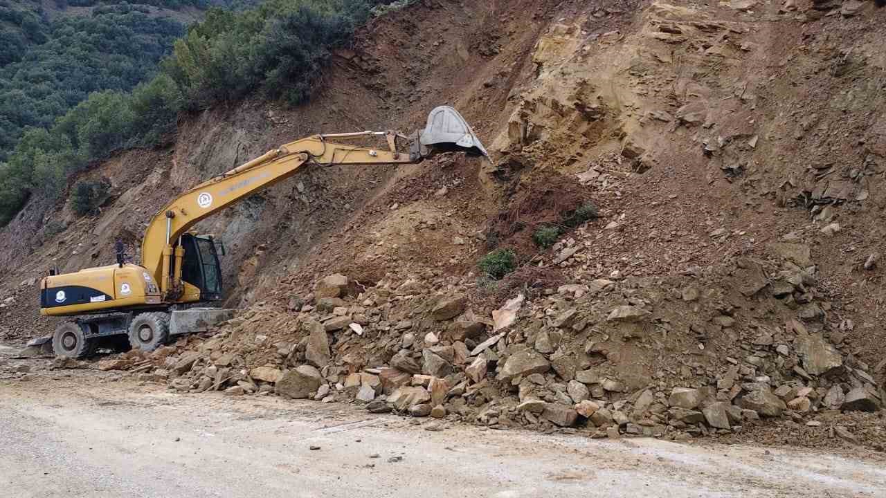 Buldan ve Babadağ’da heyelan nedeniyle kapanan yollarda çalışmalar başladı
