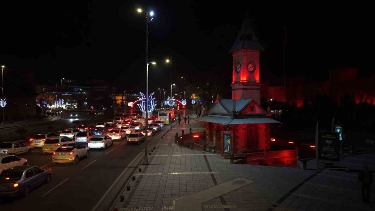 Kayseri’de Ramazan, ışık ve renk şöleni ile karşılandı
