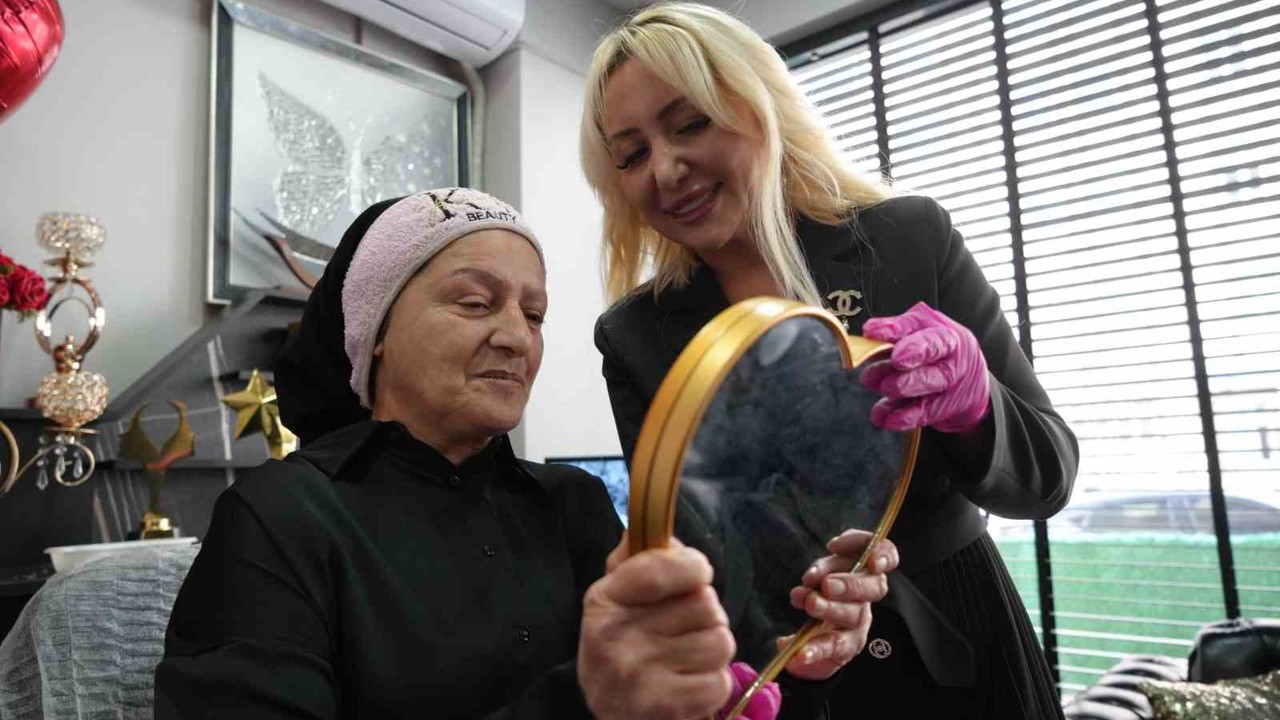 Yakınlarını kanserden kaybetti, kanser hastalarına kaş ve kalıcı makyajla moral oldu
