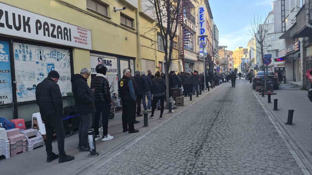 Eskişehir’de ilk iftar öncesi metrelerce "pide" kuyruğu
