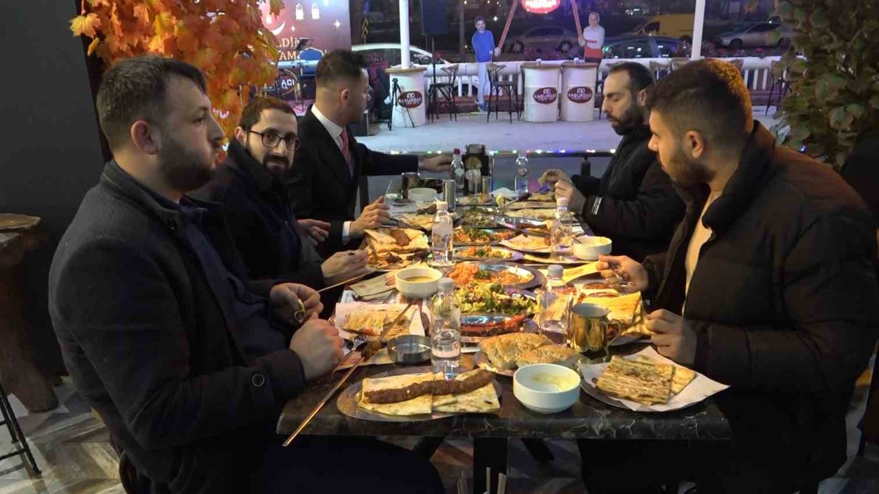 Adanalılar ilk iftarda kebapçılara akın etti
