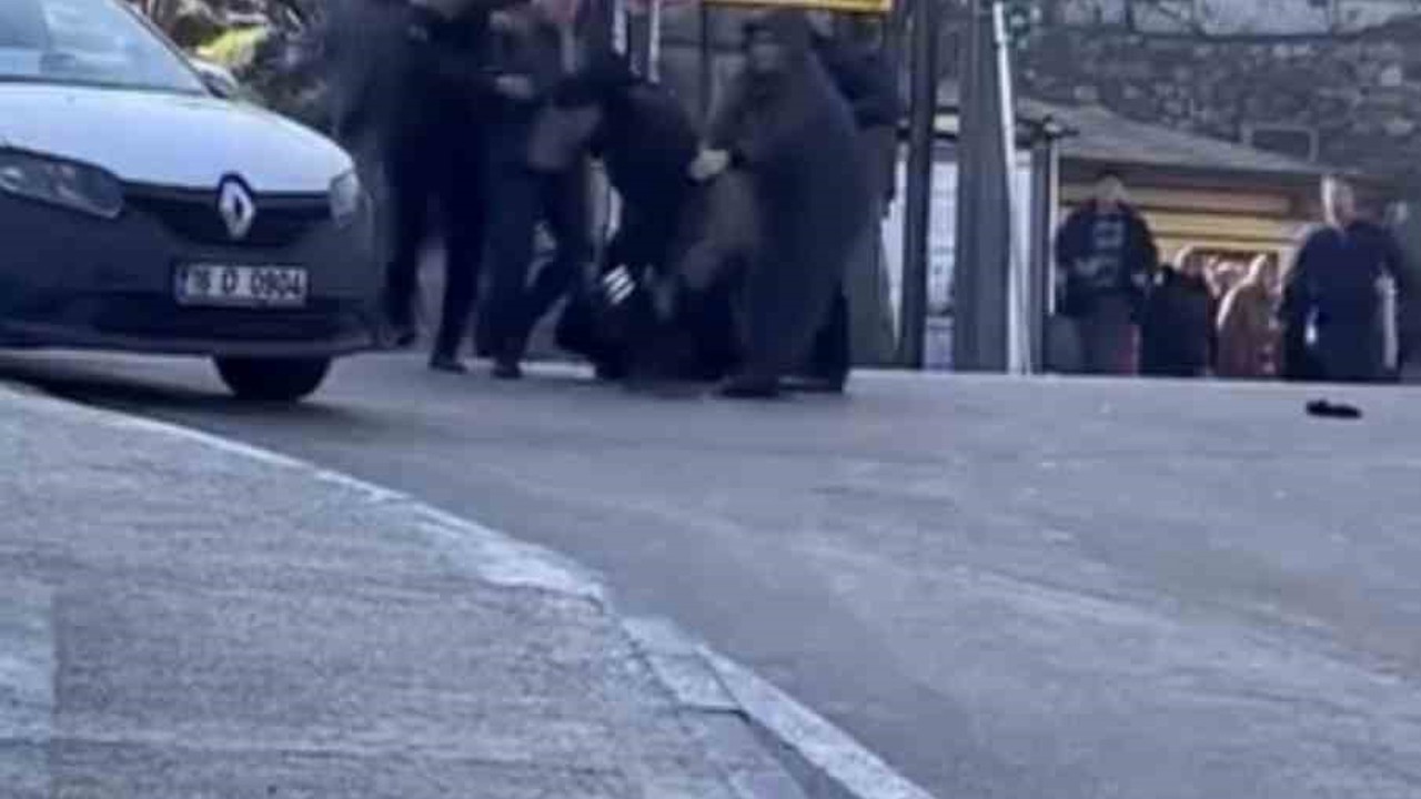 Trafikte tekme tokat yol verme kavgası
