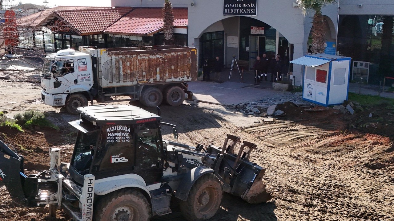 Ayvalık Deniz Hudut Kapısı önünde meydan düzenlemesi başlatıldı
