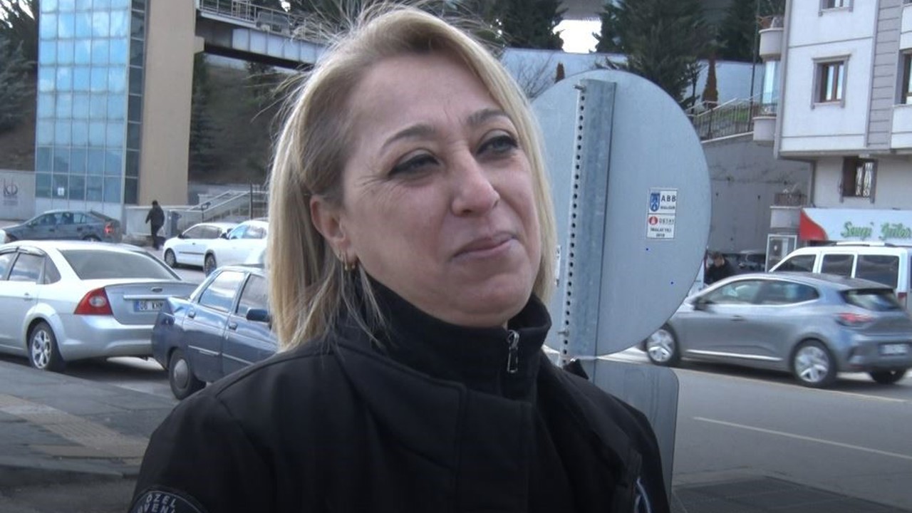 Hastanede uyuyan çocuğun üzerini örten güvenlik görevlisi yürekleri ısıttı
