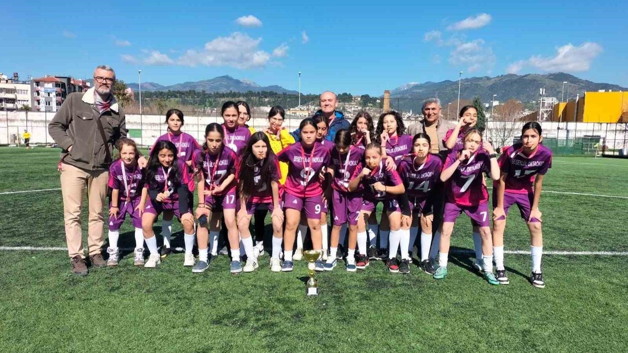 Nazilli Beşeylül Ortaokulu kız futbol takımı il şampiyonu oldu
