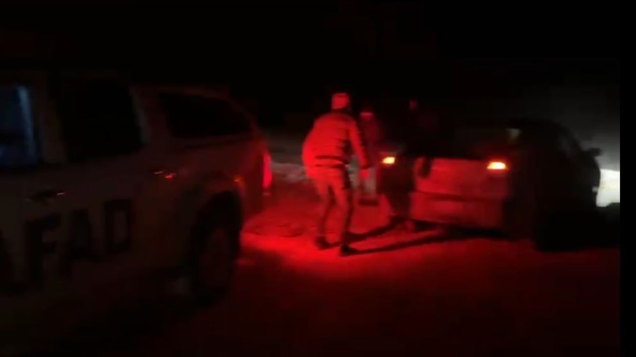 Kar ve tipiden yolda mahsur kalan vatandaşları AFAD ekipleri kurtardı
