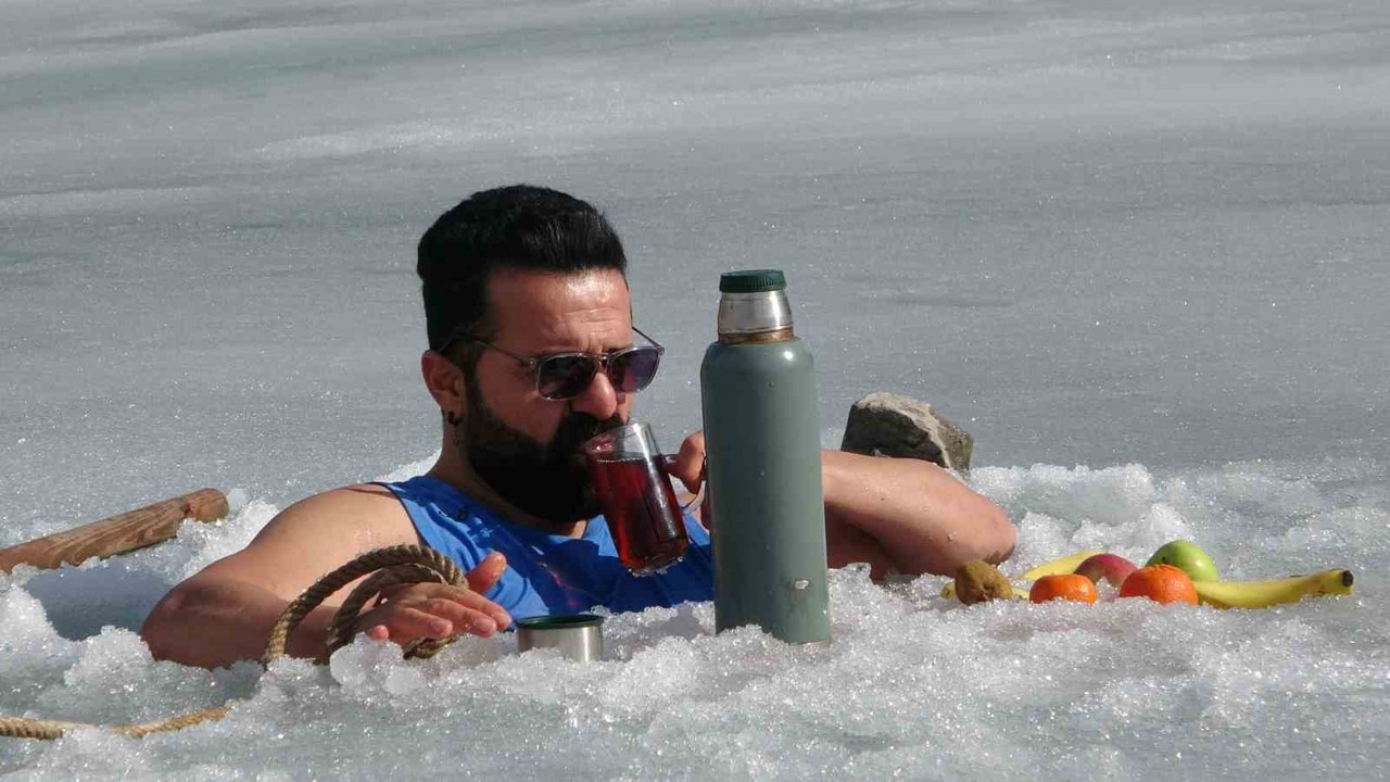 Soğuk suya sıcak dokunuş: Maceracı öğretmen buzu kırıp girdiği suda çayını yudumladı
