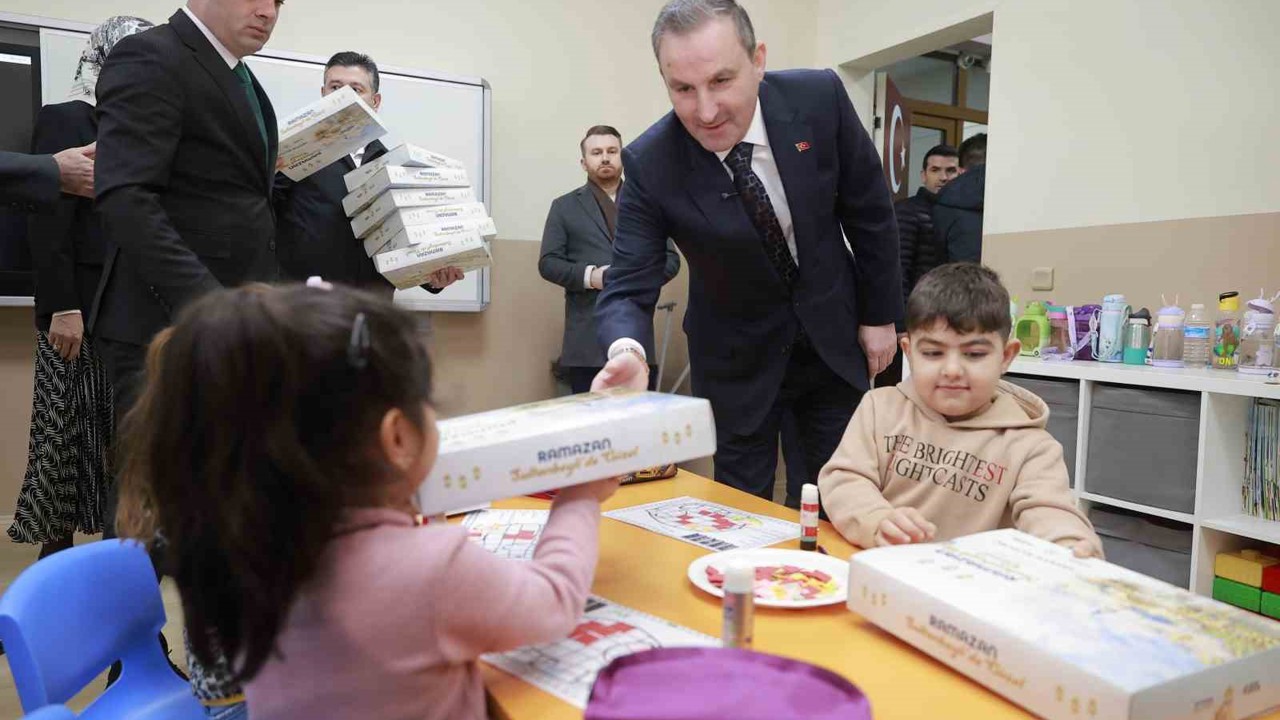 Sultanbeyli’de asırlık gelenek yaşatılıyor: Çocuklara Ramazan köşesi hediyesi
