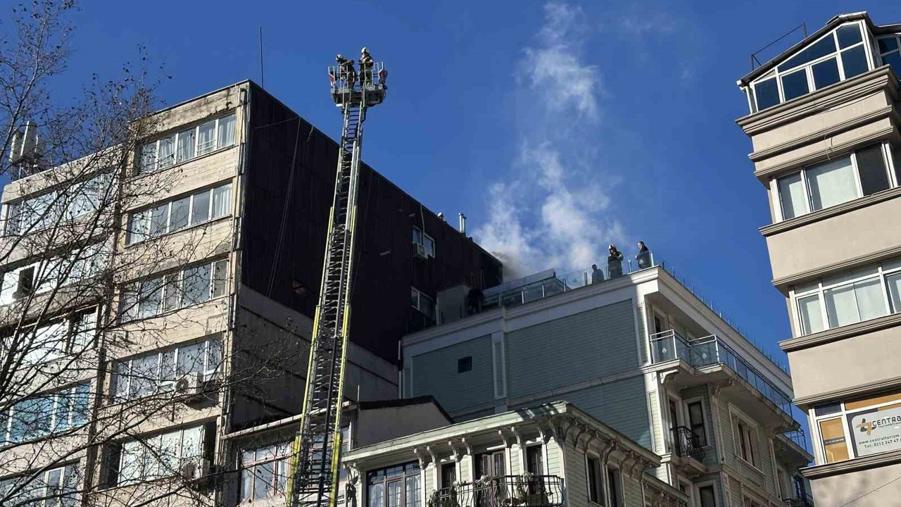 Şişli’de korkutan yangın: Taksim yönü bir süreliğine trafiğe kapandı
