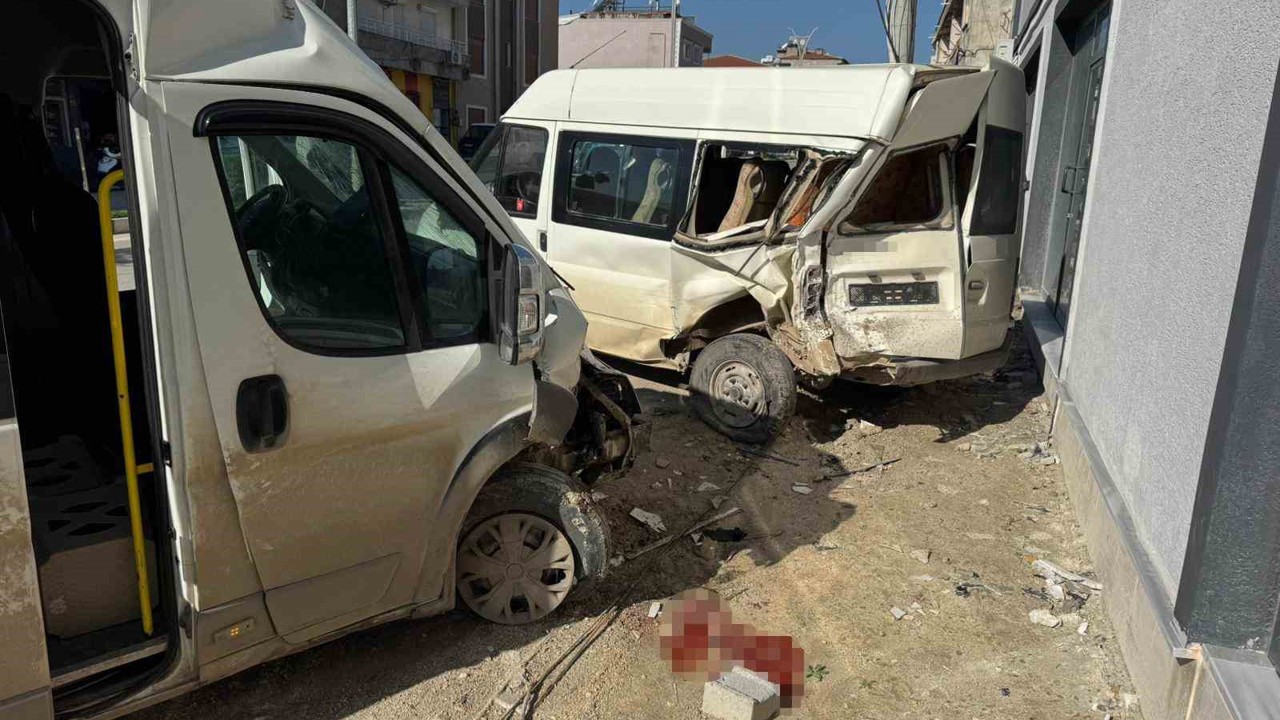 Minibüsün, park halindeki minibüse çarptığı kazada 2 kişi yaralandı o anlar kamerada
