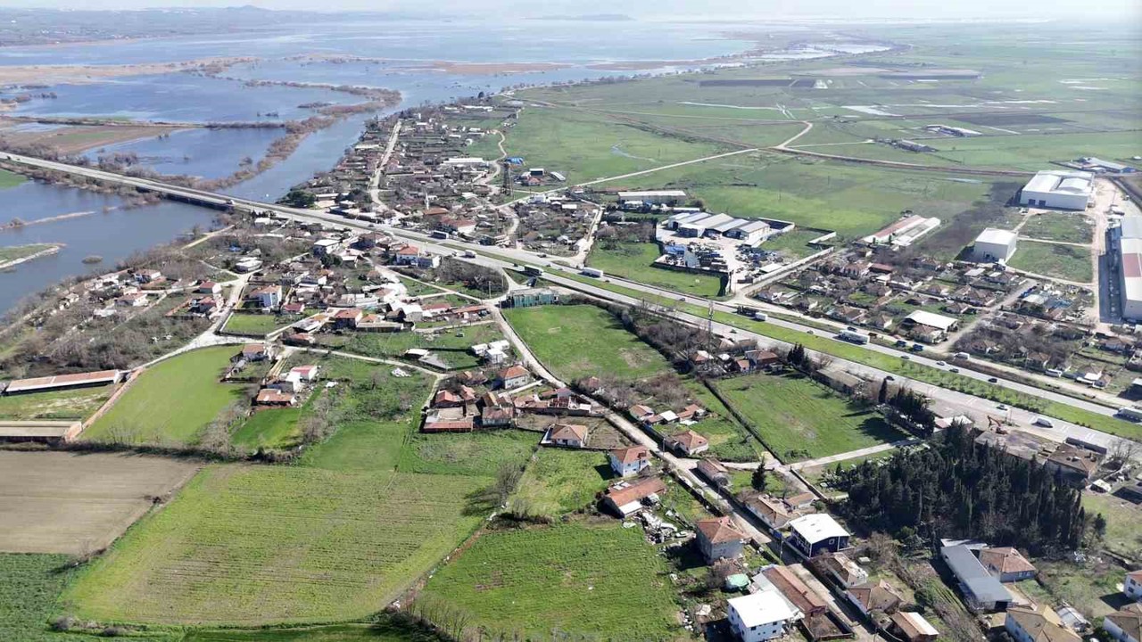 Bursa’da yağışlar göl seviyesini yükseltince evlerin bahçeleri sular altında kaldı
