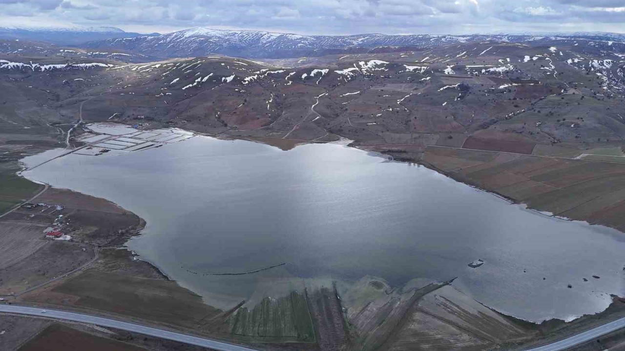 Yaz aylarında tamamen kuruyan göl, yeniden su tuttu

