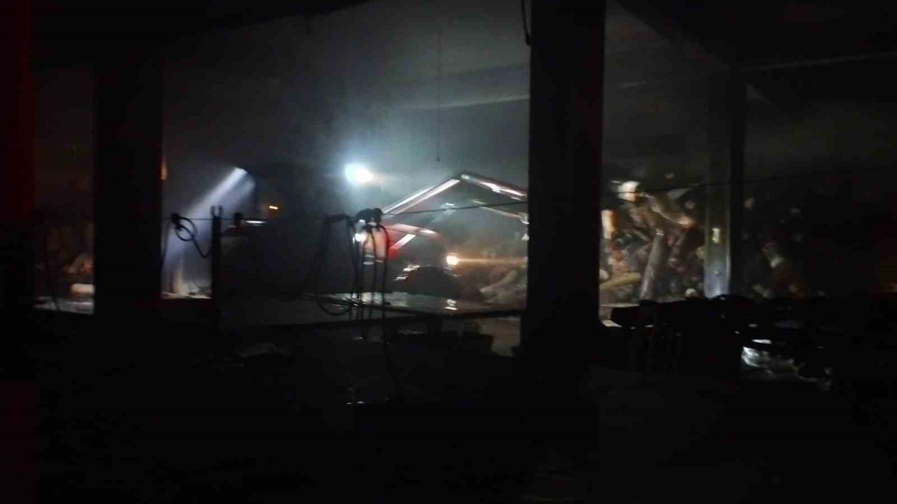 Çaycuma’da sahur vakti çıkan yangında tekstil fabrikası alevlere teslim oldu
