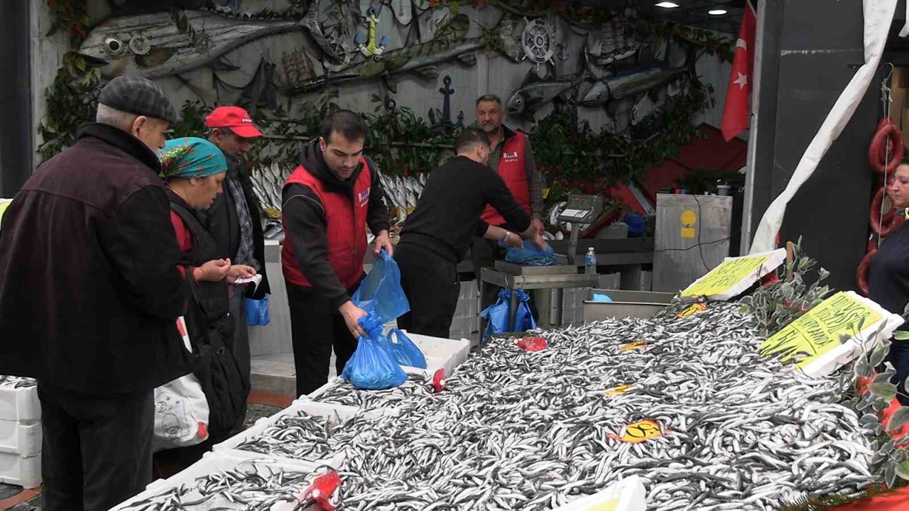 Edirne’de hamsinin kilosu 50 liraya düştü, tezgahlar şenlendi
