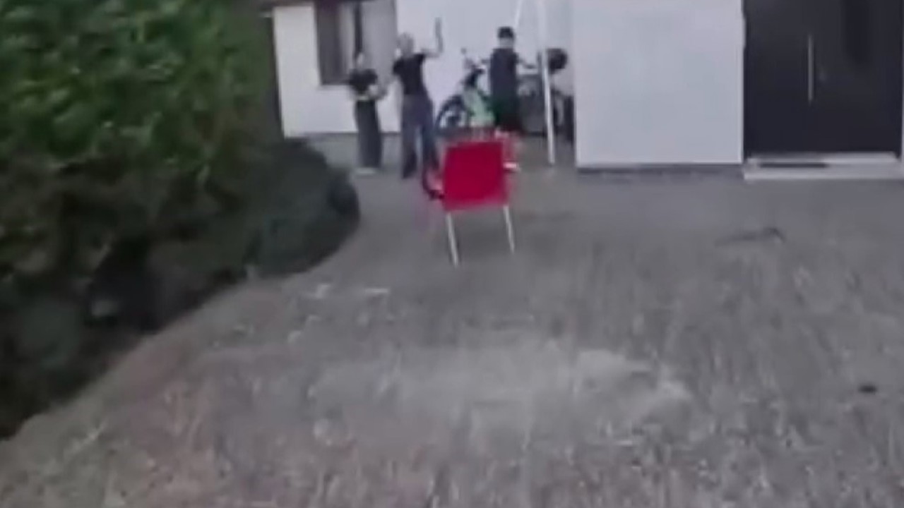 Siparişe gitti, kahraman oldu: Çatıda mahsur kalan çocuğu kurye kurtardı
