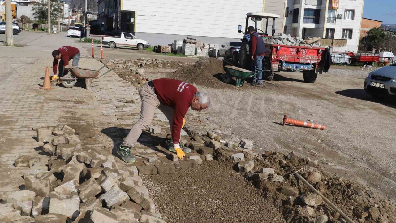 Nazilli’de yol seferberliği, bozulan parkeler yenileniyor
