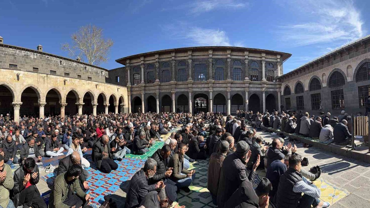 İslam aleminin 5. Harem-i Şerif’inde binlerce kişi Ramazan ayının ilk cuma namazında saf tuttu
