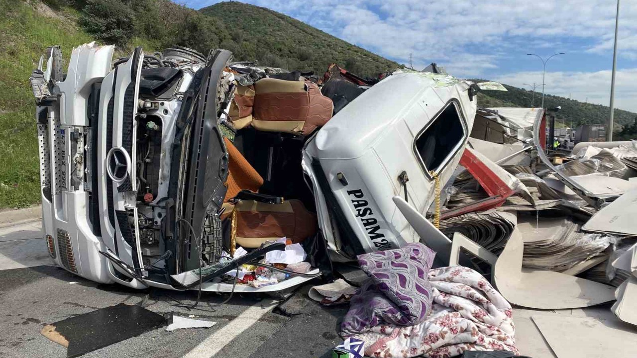 TEM’de iki tır kazaya karıştı, trafik felç oldu
