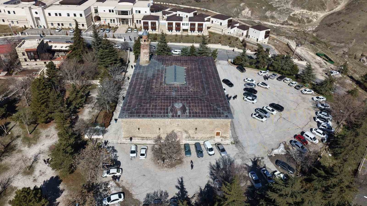 Tarihi Ulu Cami’de Ramazan ayının ilk Cuma namazı eda edildi
