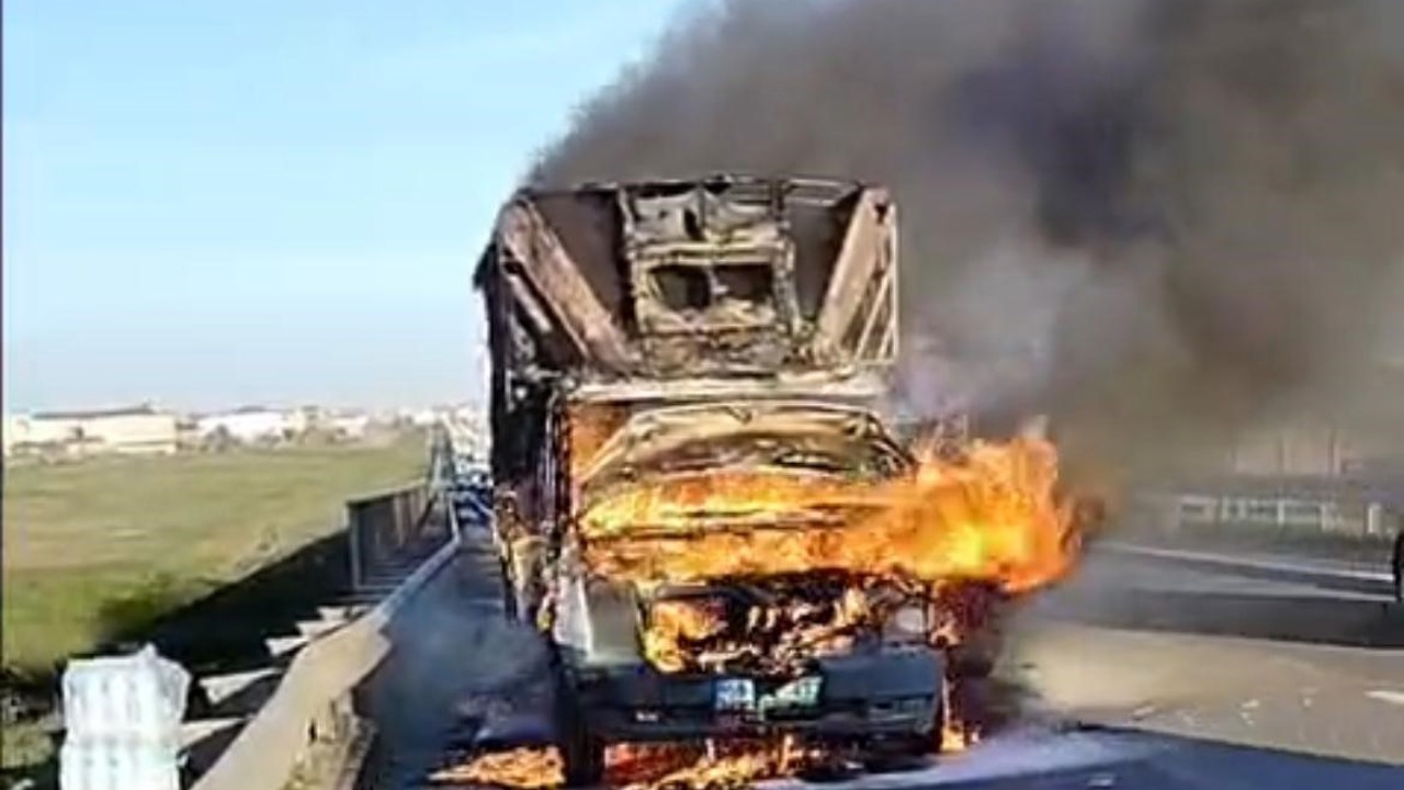 Tekirdağ’da kamyonet alev topuna döndü
