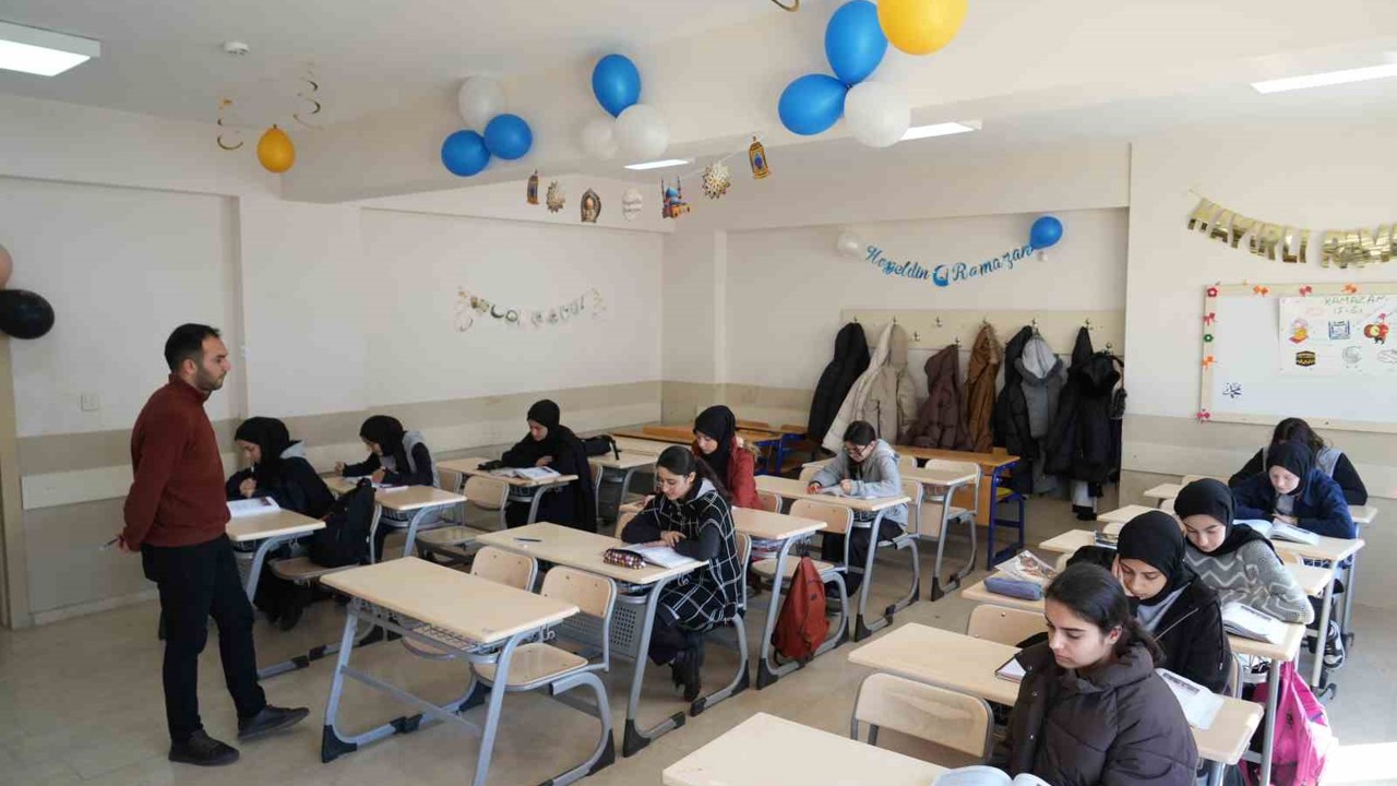 Muş’ta öğrencilerden Ramazan’a özel sınıf ve okul süslemesi
