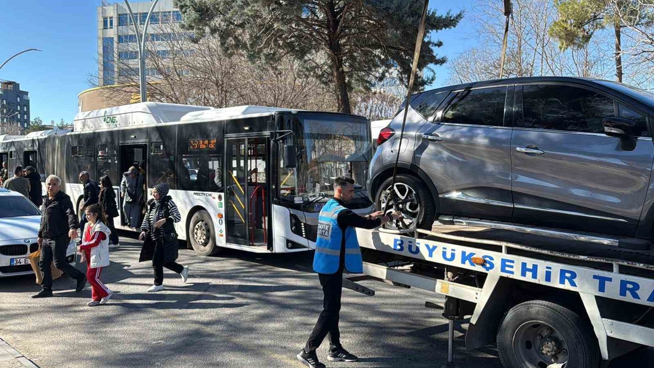 Diyarbakır’da durak önlerine park eden araçlar çekildi
