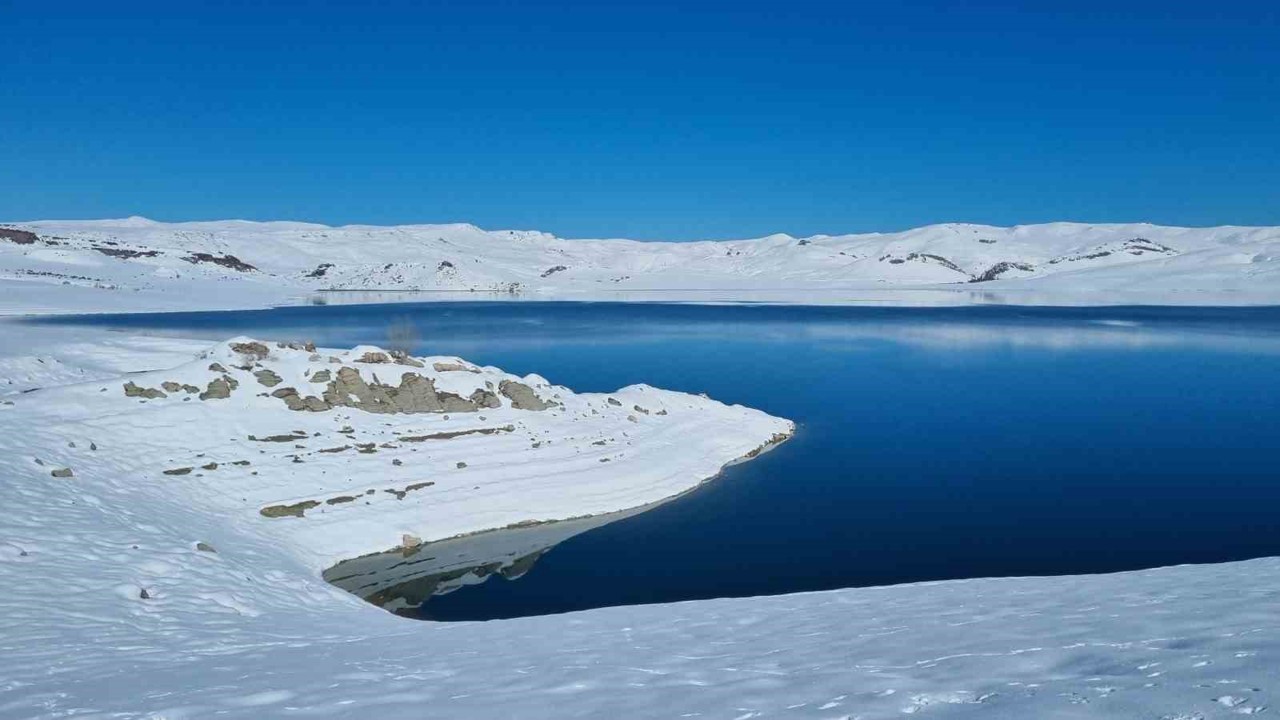 Ağrı Yazıcı Barajı’nda buzlar çözüldü, kartpostallık manzara oluştu
