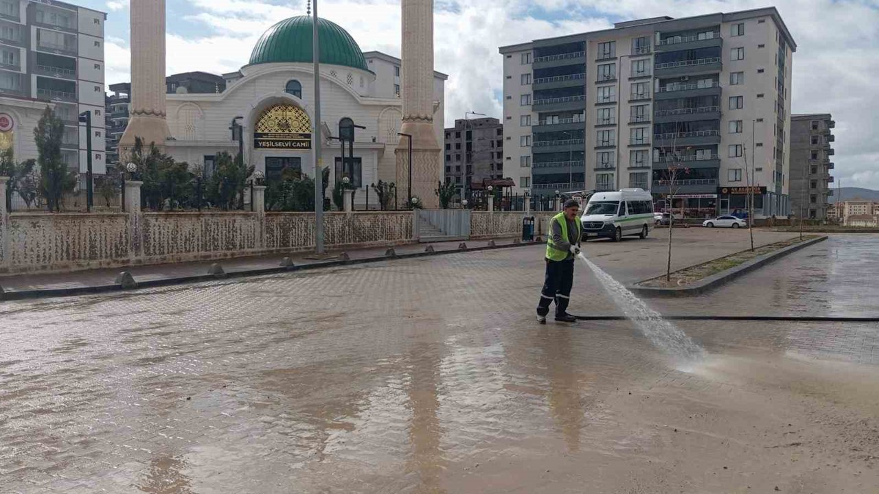 Siirt’te kaldırım ve caddeler yıkanarak dezenfekte edildi
